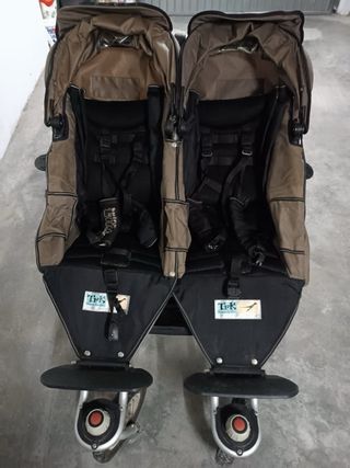 Coche de bebe gemelar TFK con sus capazos