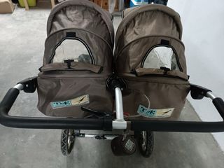 Coche de bebe gemelar TFK con sus capazos