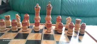 Ajedrez con figuras pintadas