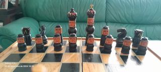 Ajedrez con figuras pintadas