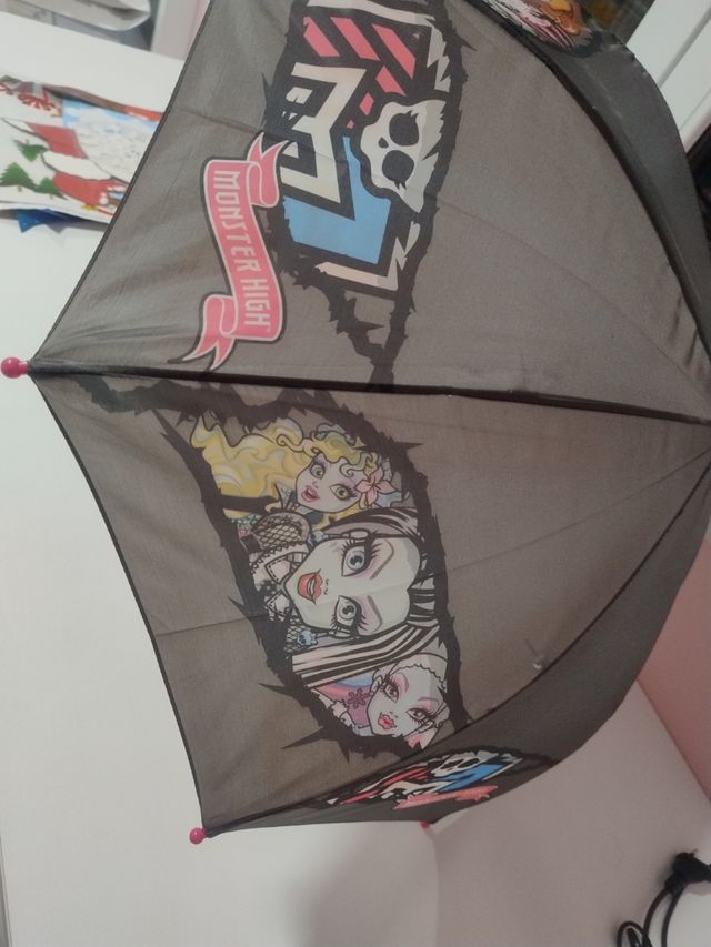 Paraguas Monster High, Princesas y Hello Kitty 