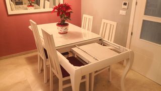 Mesa de salón isabelina extensible y 4 sillas