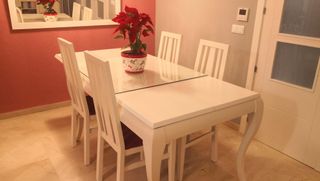 Mesa de salón isabelina extensible y 4 sillas