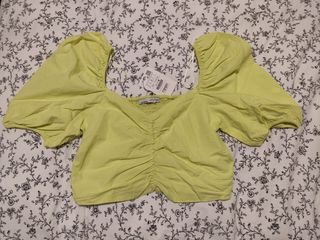 Top de Pull & Bear con etiqueta