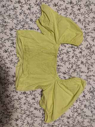 Top de Pull & Bear con etiqueta