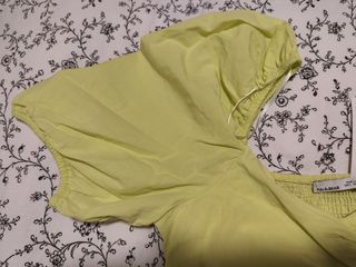 Top de Pull & Bear con etiqueta