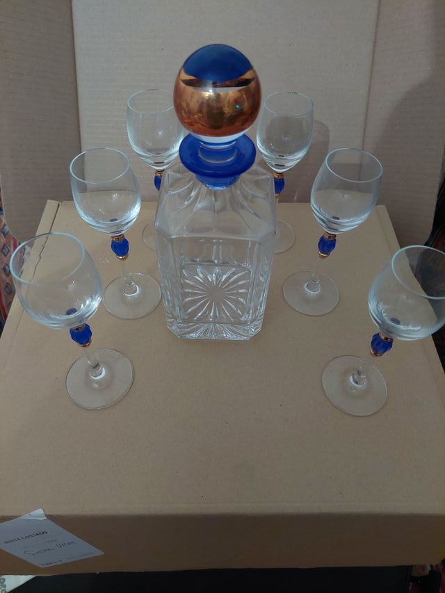 Botella y copas licor