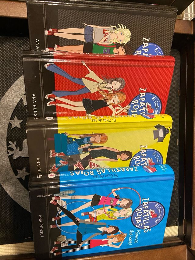 Colección “El Club de Las Zapatillas Roj