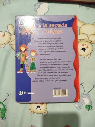 Kika Superbruja y la espada mágica (Spanish Edition)