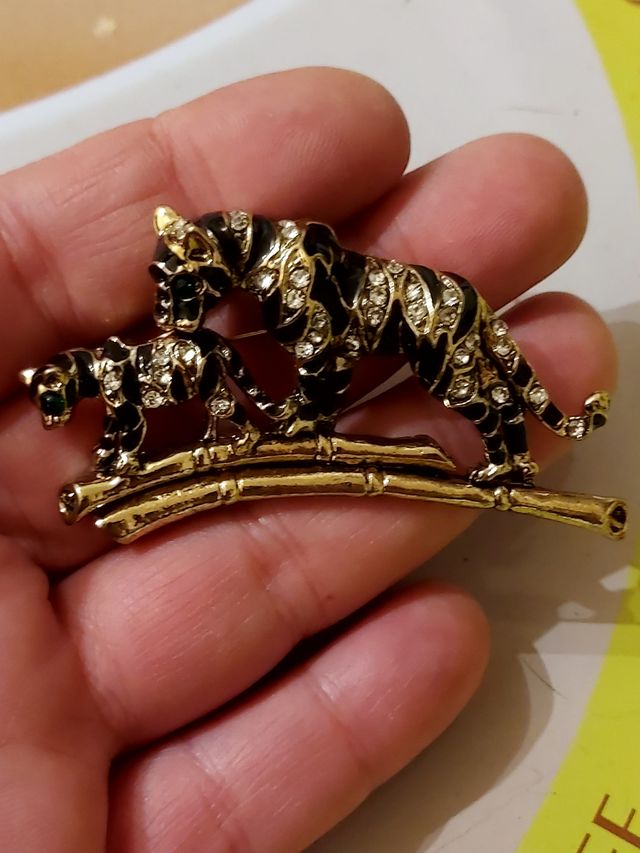 Broche y colgante tigres felinos en la naturaleza