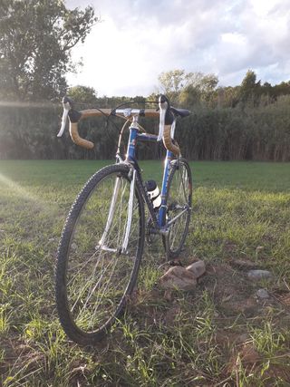 Bicicleta carretera clasica con ruedas Gravel