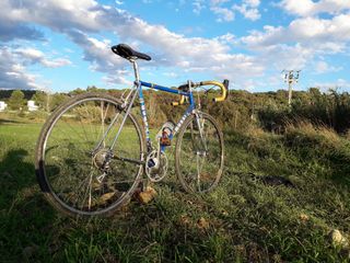 Bicicleta carretera clasica con ruedas Gravel