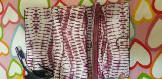 Cartera de mano marca desigual