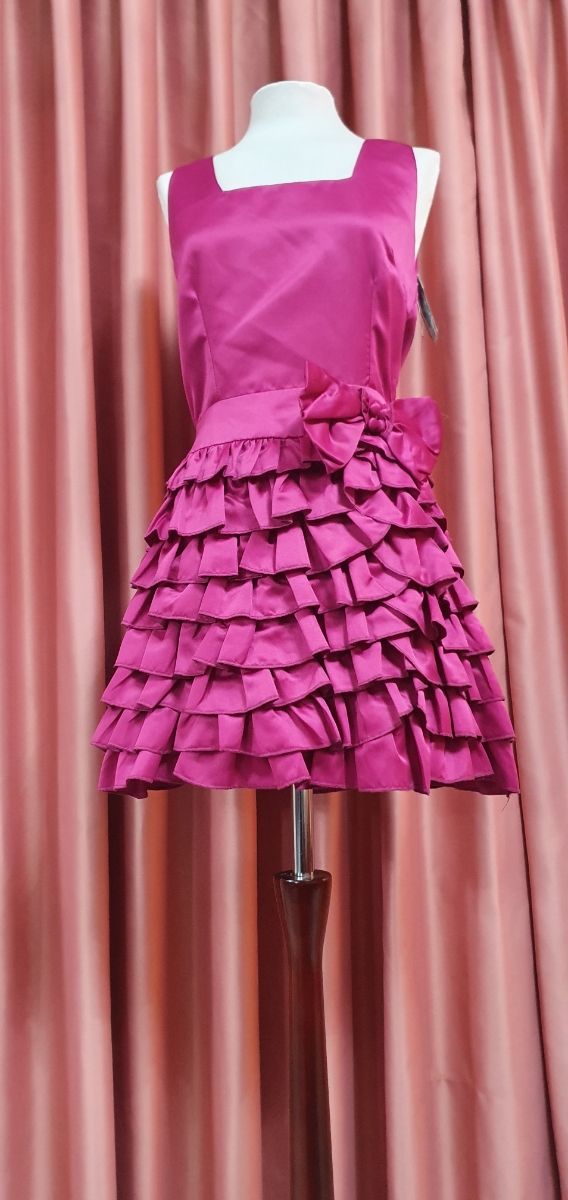 Coqueto y juvenil vestido fucsia