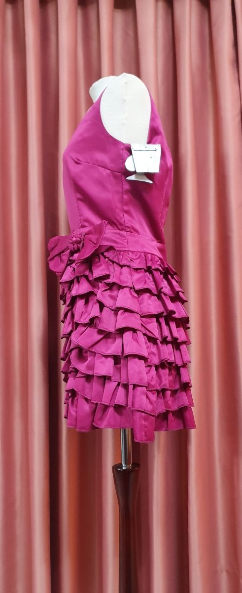 Coqueto y juvenil vestido fucsia