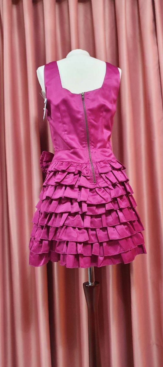 Coqueto y juvenil vestido fucsia