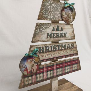 Árbol de navidad de madera decorada.