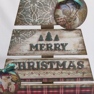 Árbol de navidad de madera decorada.