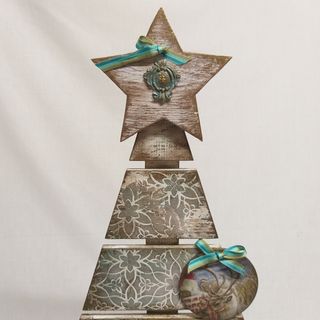 Árbol de navidad de madera decorada.