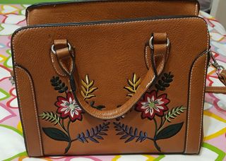 Bolso Stradivarius con asas y cordón