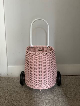 Carrito mimbre rosa Olli Ella