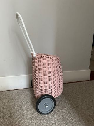 Carrito mimbre rosa Olli Ella