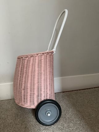 Carrito mimbre rosa Olli Ella