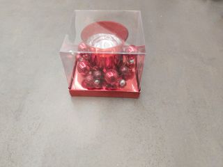 Porta candela di colore rosso.