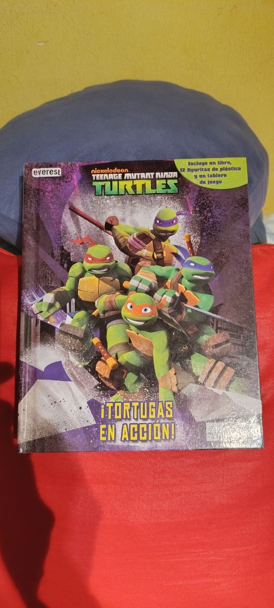 Teenage Mutant Ninja Turtles. ¡Tortugas en acción!: Incluye un libro, 12 figuritas de plástico y un tablero de juego
