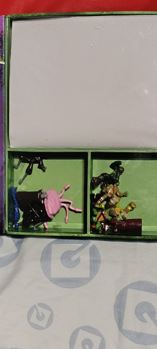 Teenage Mutant Ninja Turtles. ¡Tortugas en acción!: Incluye un libro, 12 figuritas de plástico y un tablero de juego