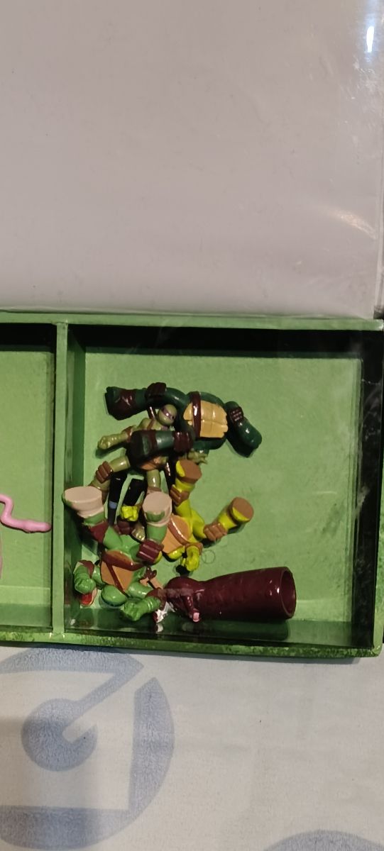 Teenage Mutant Ninja Turtles. ¡Tortugas en acción!: Incluye un libro, 12 figuritas de plástico y un tablero de juego