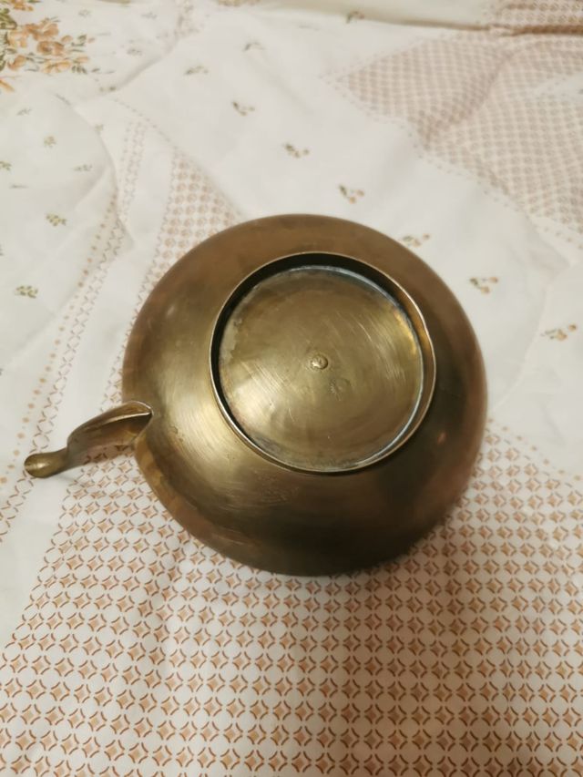 Teiera indiana in ottone inciso.