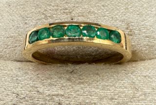 Anillo de oro de 18 kt con esmeraldas
