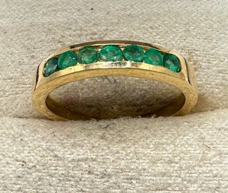 Anillo de oro de 18 kt con esmeraldas