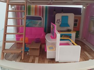 Edificio loco muñecas barriguitas