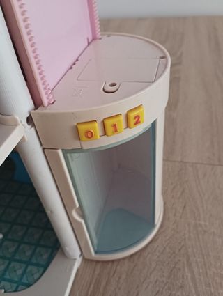 Edificio loco muñecas barriguitas