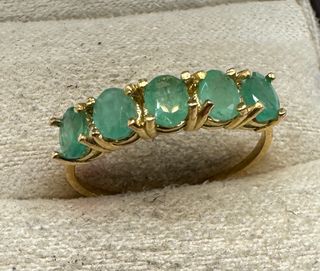 Anillo de oro de 18 kt con esmeraldas
