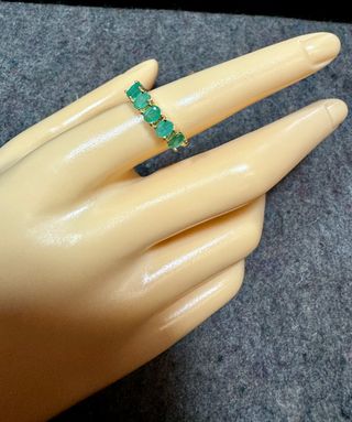 Anillo de oro de 18 kt con esmeraldas