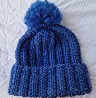 Gorro con pompon hecho a mano