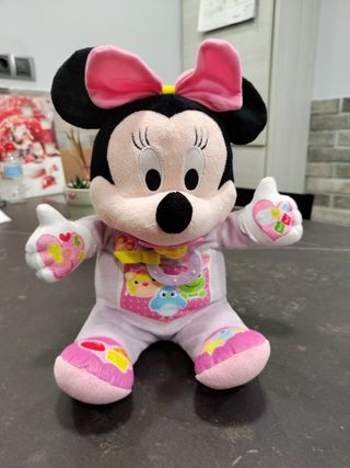 Baby Minnie Mi primera muñeca. Peluche interactivo