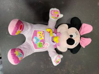 Baby Minnie Mi primera muñeca. Peluche interactivo