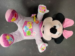 Baby Minnie Mi primera muñeca. Peluche interactivo