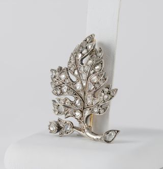 Broche antiguo en oro 18k y plata con diamantes