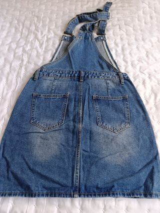 Peto de falda mini vaquera ajustable.
