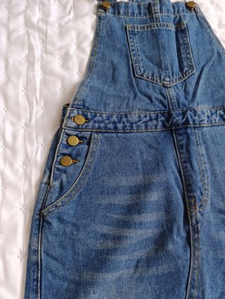 Peto de falda mini vaquera ajustable.