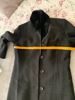 Abrigo negro cuello