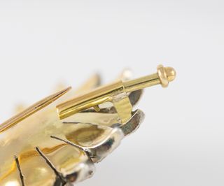 Broche antiguo en oro, plata con perla y zafiros