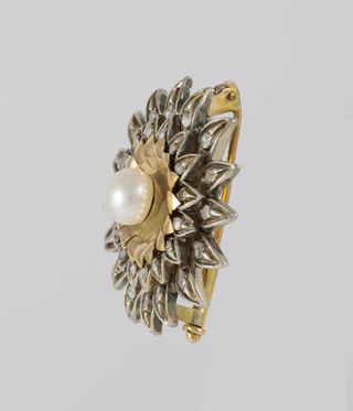 Broche antiguo en oro, plata con perla y zafiros