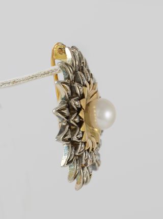 Broche antiguo en oro, plata con perla y zafiros