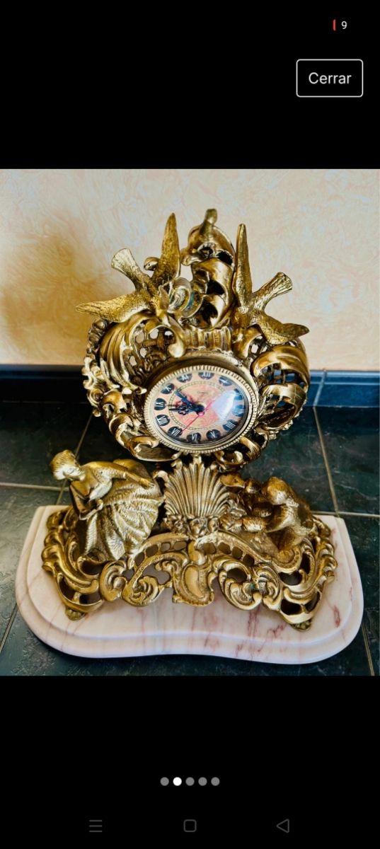 Reloj de bronce bañado en oro y base de mármol